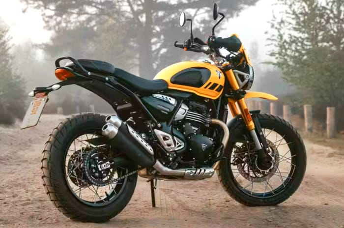 Triumph Scrambler 400 XC rear right static in field Triumph Scrambler 400 XC rear right static in field